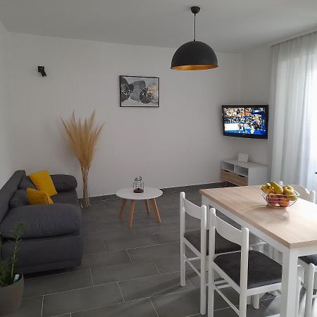 Apartman Mihaela Apartment Раб Екстериор снимка