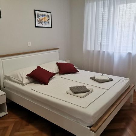 Apartman Mihaela Apartment Раб Екстериор снимка