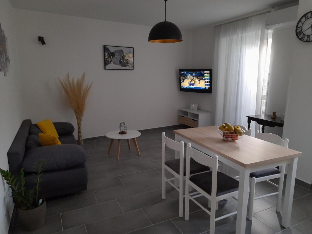 Apartman Mihaela Apartment Раб Екстериор снимка